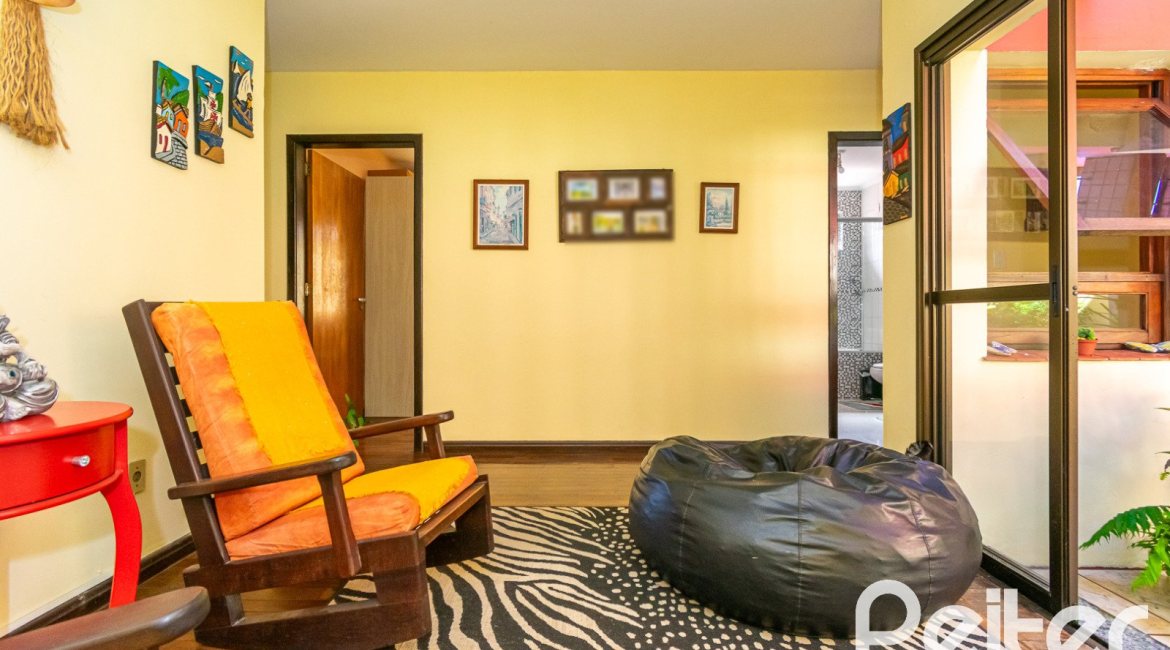 Casa à venda com 366m², 3 dormitórios, 1 suíte, 4 vagas, no bairro Tristeza em Porto Alegre