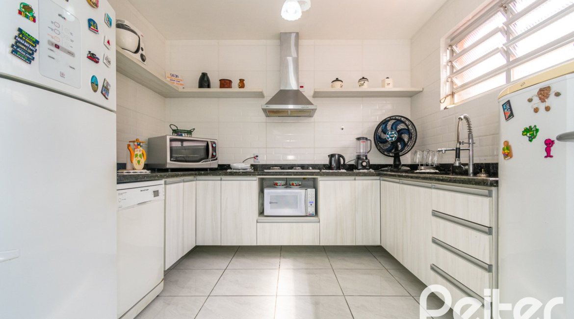 Casa à venda com 366m², 3 dormitórios, 1 suíte, 4 vagas, no bairro Tristeza em Porto Alegre