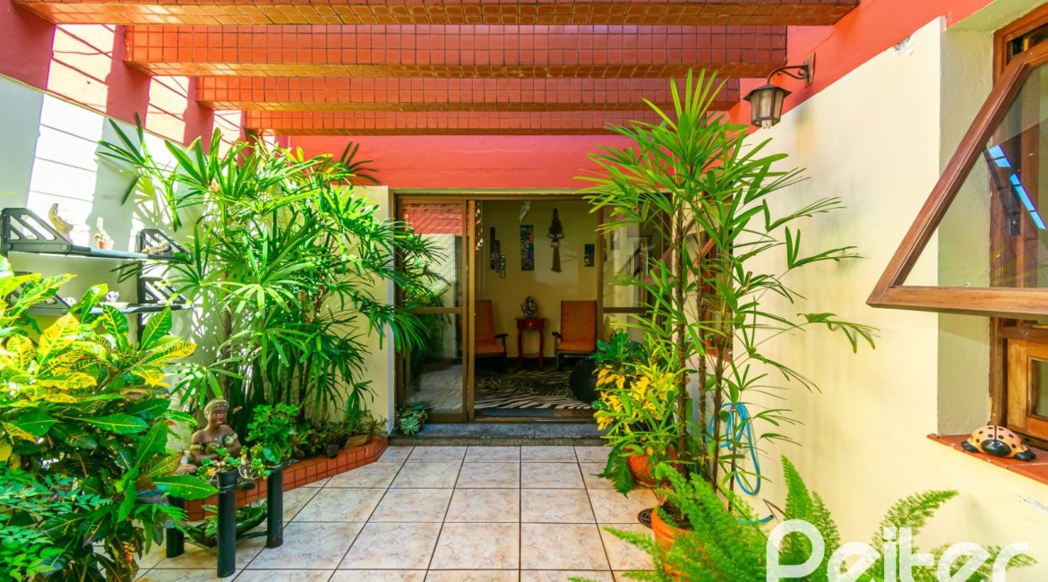 Casa à venda com 366m², 3 dormitórios, 1 suíte, 4 vagas, no bairro Tristeza em Porto Alegre