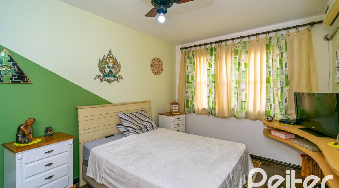 Casa à venda com 366m², 3 dormitórios, 1 suíte, 4 vagas, no bairro Tristeza em Porto Alegre