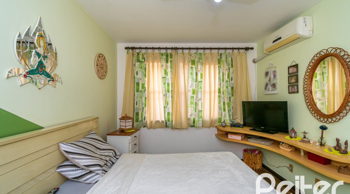 Casa à venda com 366m², 3 dormitórios, 1 suíte, 4 vagas, no bairro Tristeza em Porto Alegre