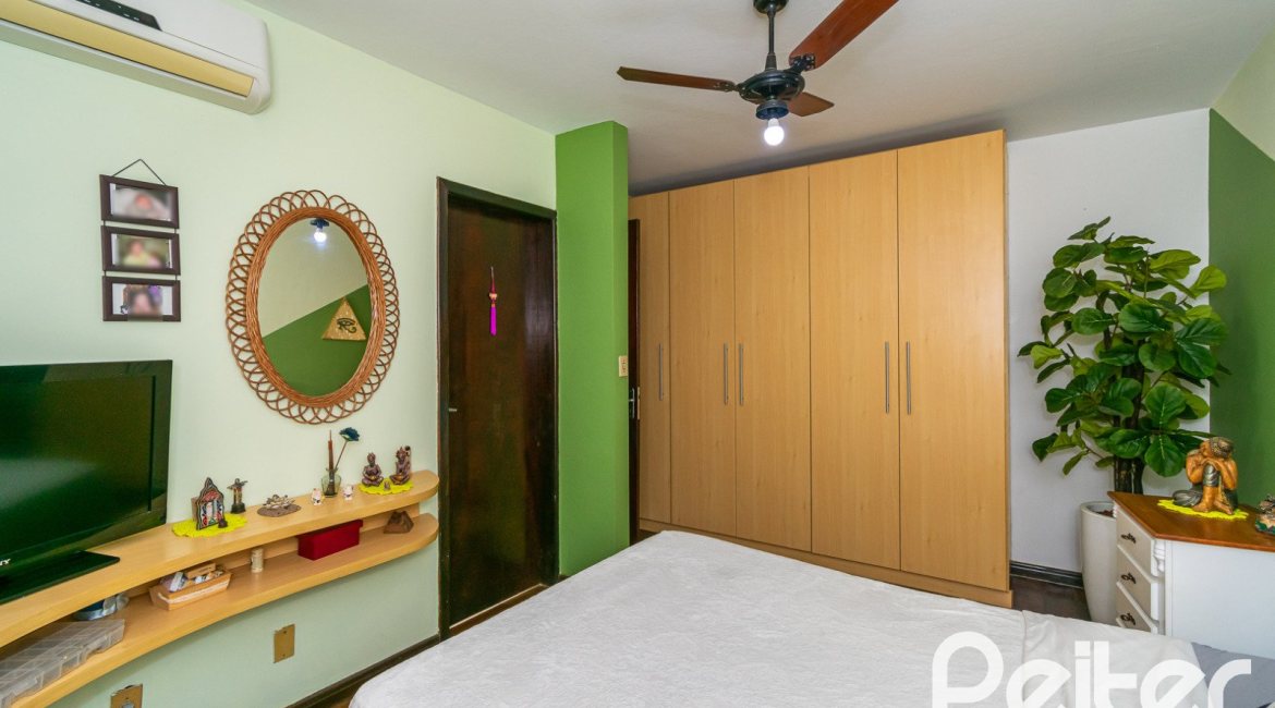 Casa à venda com 366m², 3 dormitórios, 1 suíte, 4 vagas, no bairro Tristeza em Porto Alegre