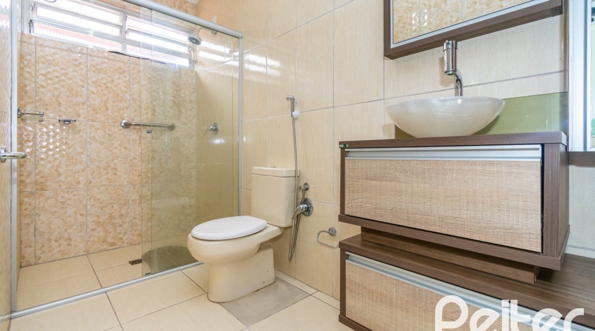 Casa à venda com 366m², 3 dormitórios, 1 suíte, 4 vagas, no bairro Tristeza em Porto Alegre