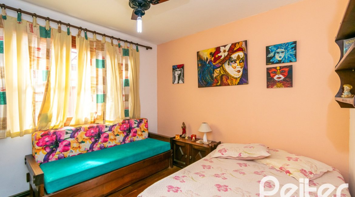 Casa à venda com 366m², 3 dormitórios, 1 suíte, 4 vagas, no bairro Tristeza em Porto Alegre