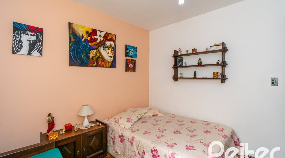 Casa à venda com 366m², 3 dormitórios, 1 suíte, 4 vagas, no bairro Tristeza em Porto Alegre