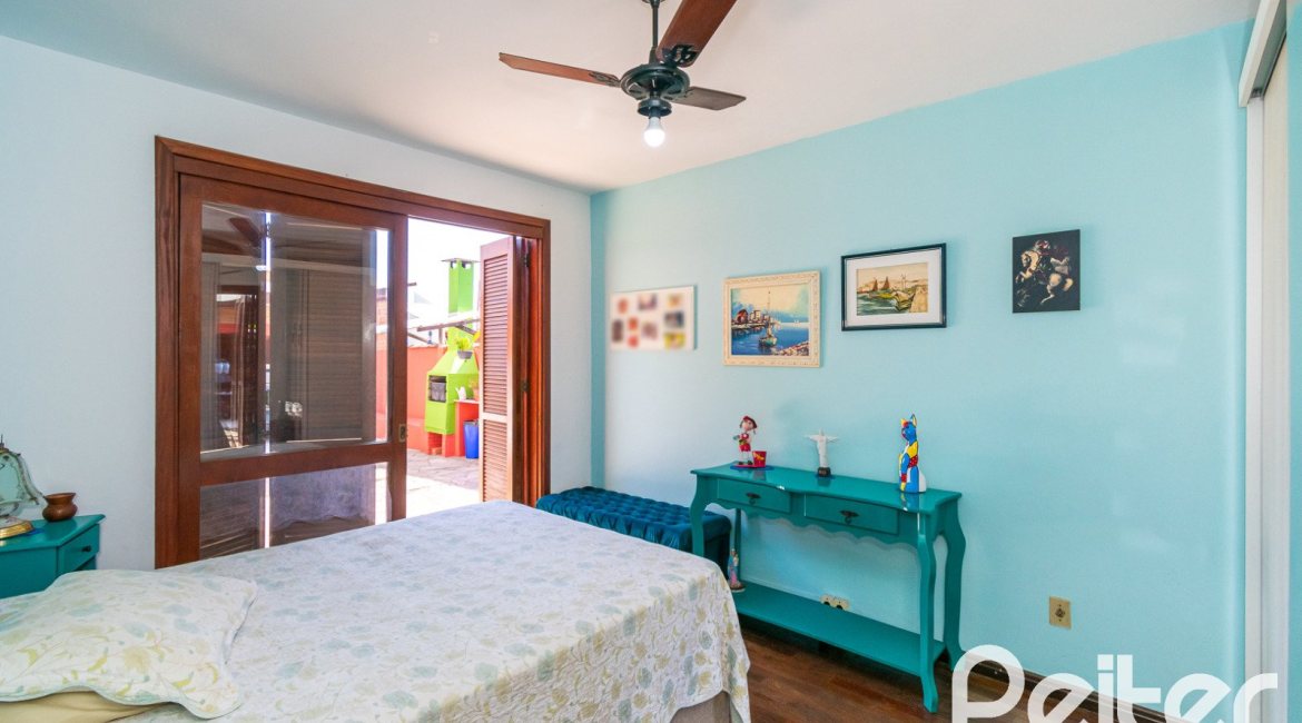 Casa à venda com 366m², 3 dormitórios, 1 suíte, 4 vagas, no bairro Tristeza em Porto Alegre