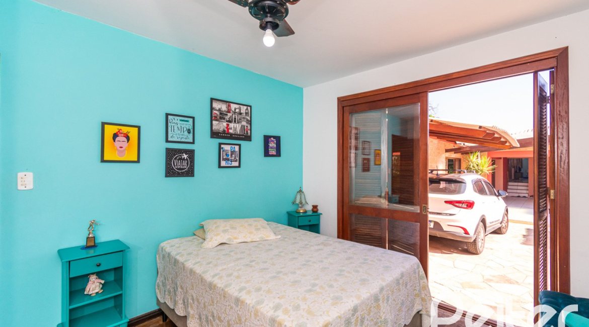 Casa à venda com 366m², 3 dormitórios, 1 suíte, 4 vagas, no bairro Tristeza em Porto Alegre