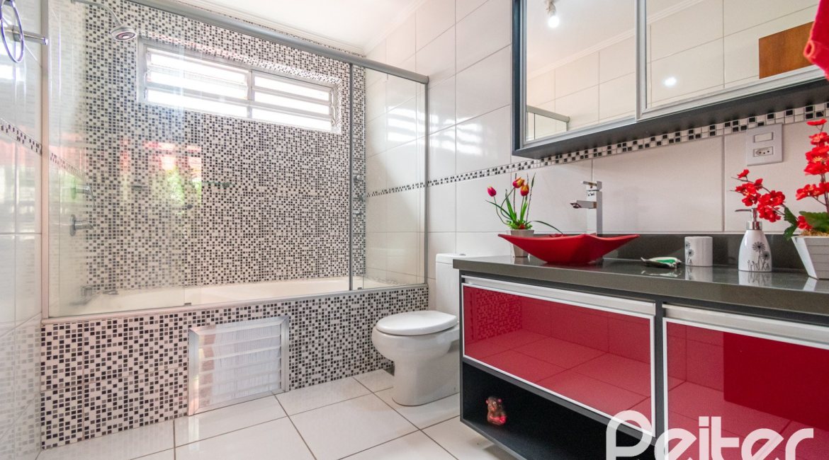 Casa à venda com 366m², 3 dormitórios, 1 suíte, 4 vagas, no bairro Tristeza em Porto Alegre