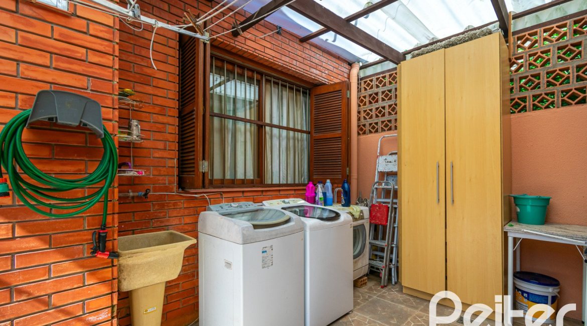 Casa à venda com 366m², 3 dormitórios, 1 suíte, 4 vagas, no bairro Tristeza em Porto Alegre