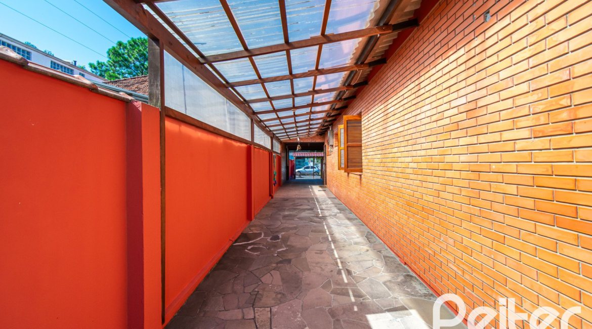 Casa à venda com 366m², 3 dormitórios, 1 suíte, 4 vagas, no bairro Tristeza em Porto Alegre