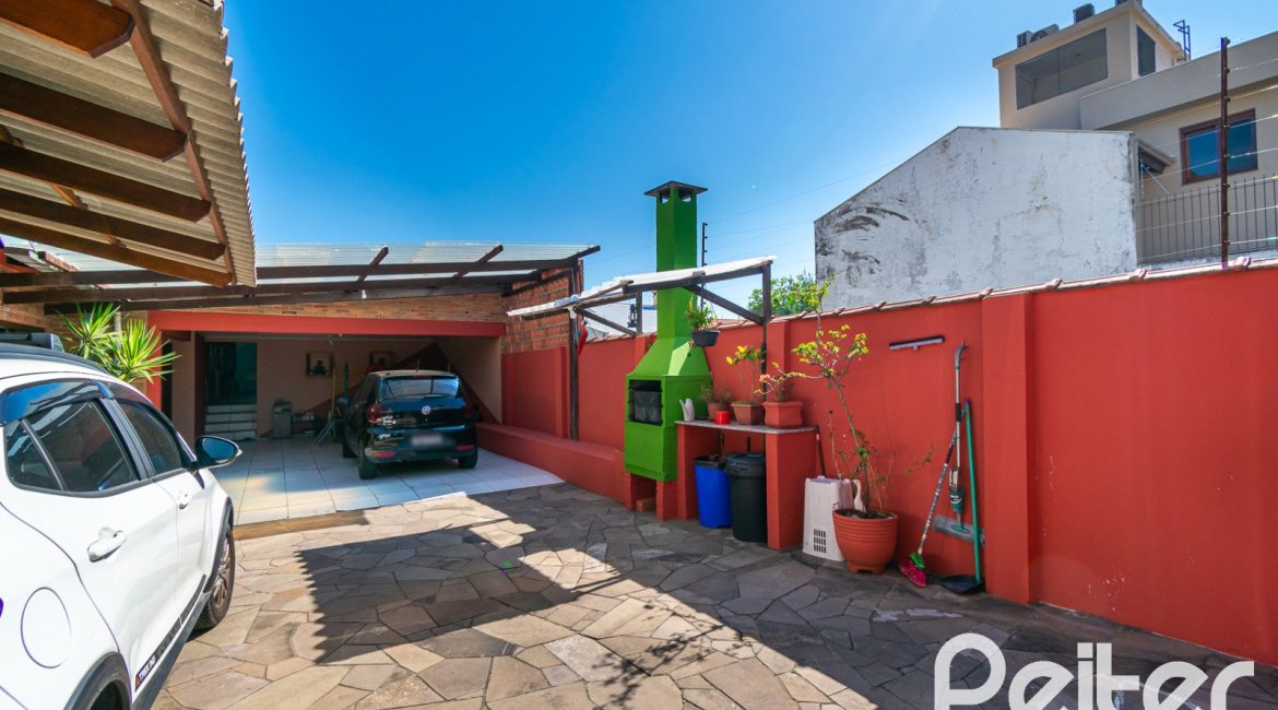 Casa à venda com 366m², 3 dormitórios, 1 suíte, 4 vagas, no bairro Tristeza em Porto Alegre
