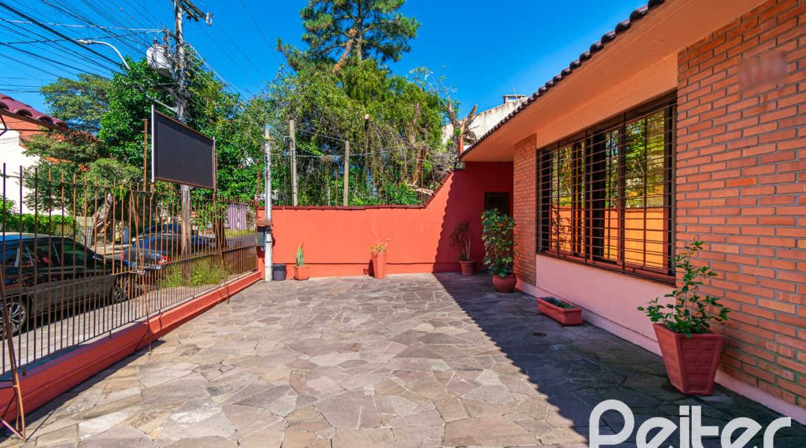 Casa à venda com 366m², 3 dormitórios, 1 suíte, 4 vagas, no bairro Tristeza em Porto Alegre