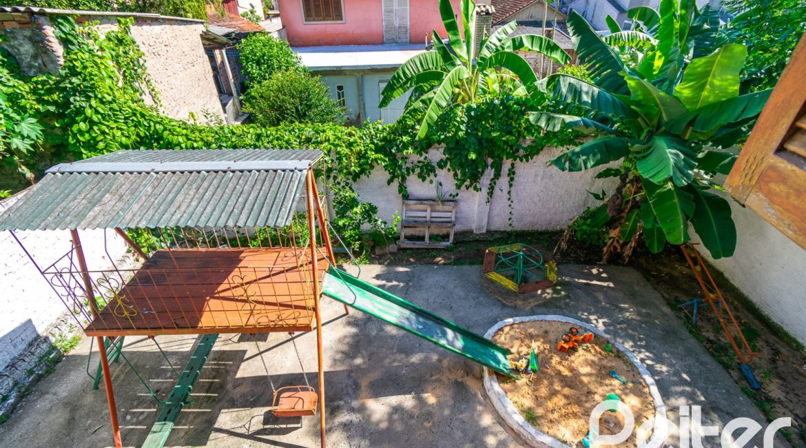 Casa à venda com 366m², 3 dormitórios, 1 suíte, 4 vagas, no bairro Tristeza em Porto Alegre