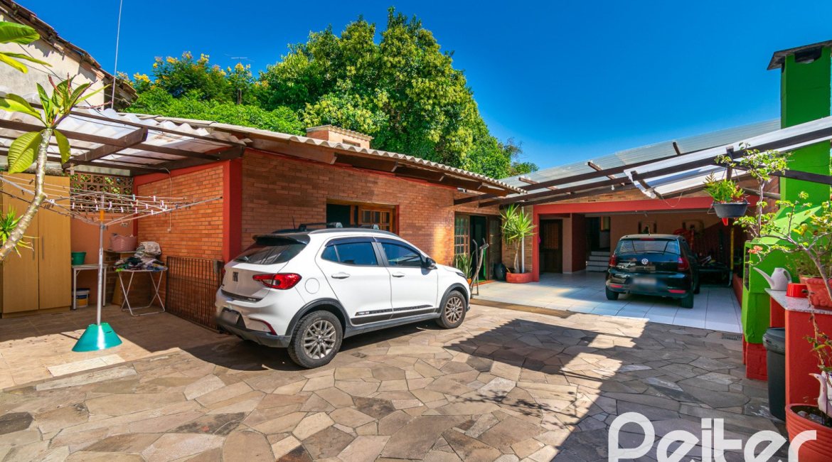 Casa à venda com 366m², 3 dormitórios, 1 suíte, 4 vagas, no bairro Tristeza em Porto Alegre