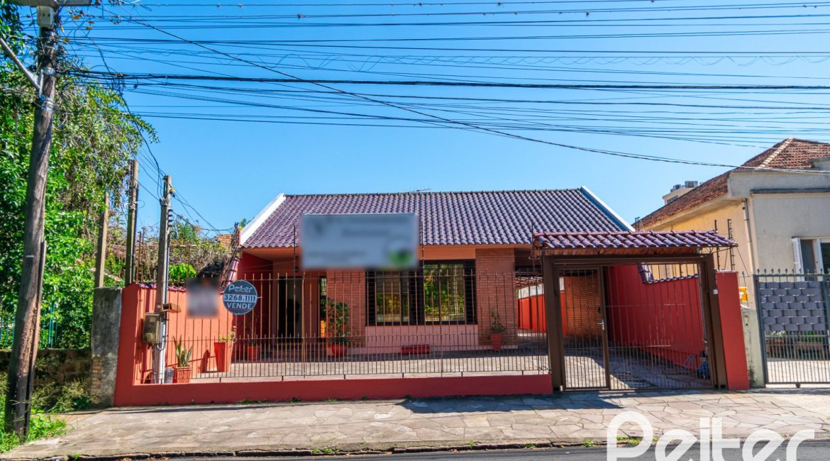 Casa à venda com 366m², 3 dormitórios, 1 suíte, 4 vagas, no bairro Tristeza em Porto Alegre