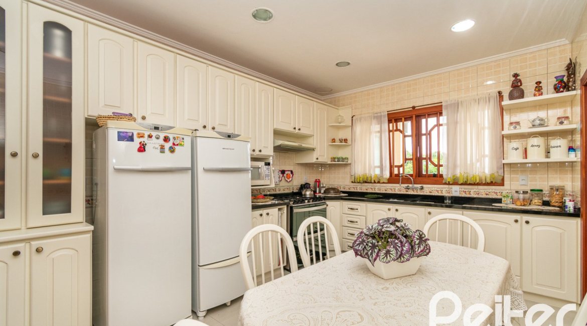 Casa em Condomínio à venda com 477m², 3 dormitórios, 1 suíte, 3 vagas, no bairro Nonoai em Porto Alegre