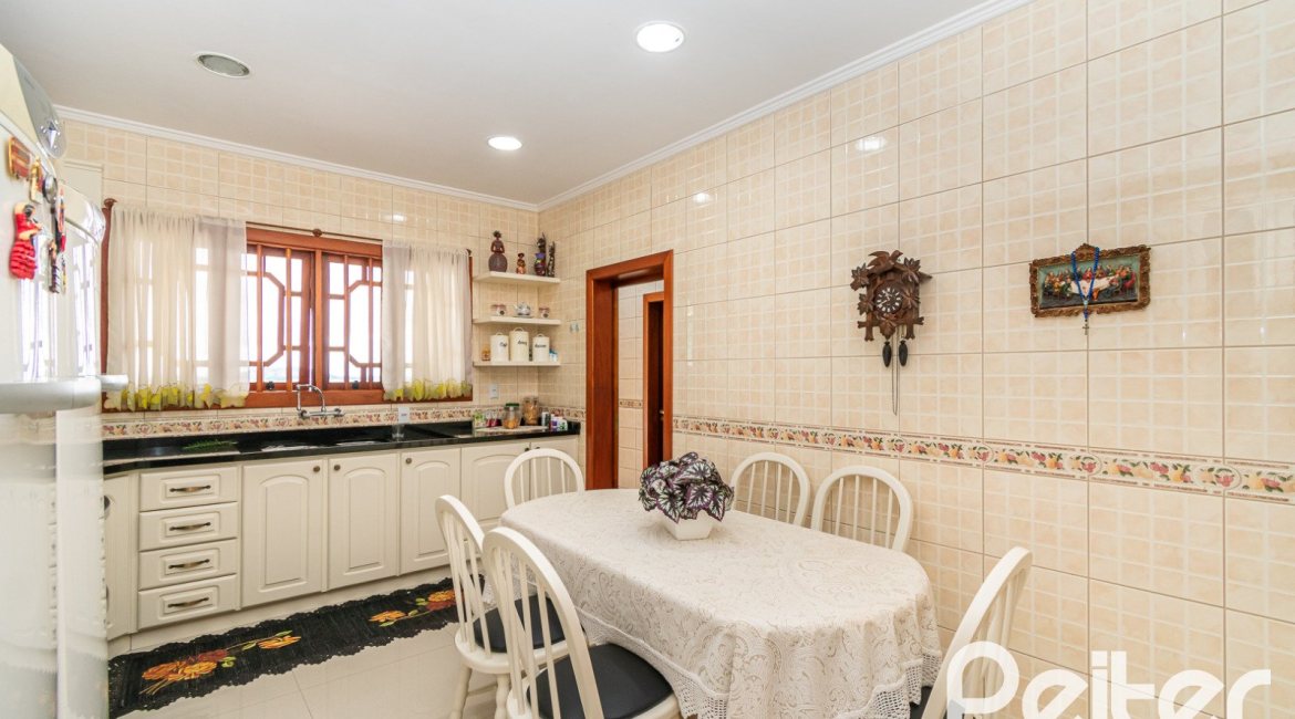 Casa em Condomínio à venda com 477m², 3 dormitórios, 1 suíte, 3 vagas, no bairro Nonoai em Porto Alegre