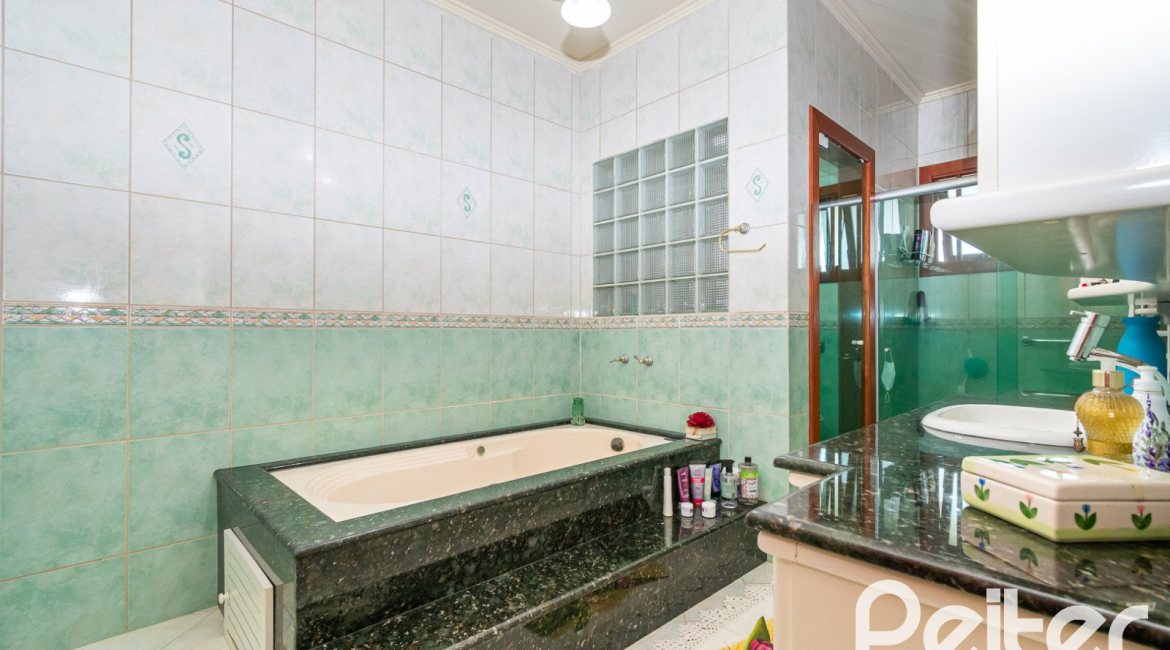 Casa em Condomínio à venda com 477m², 3 dormitórios, 1 suíte, 3 vagas, no bairro Nonoai em Porto Alegre