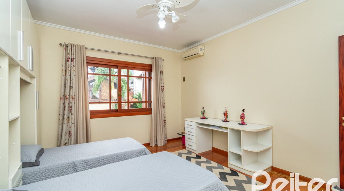 Casa em Condomínio à venda com 477m², 3 dormitórios, 1 suíte, 3 vagas, no bairro Nonoai em Porto Alegre