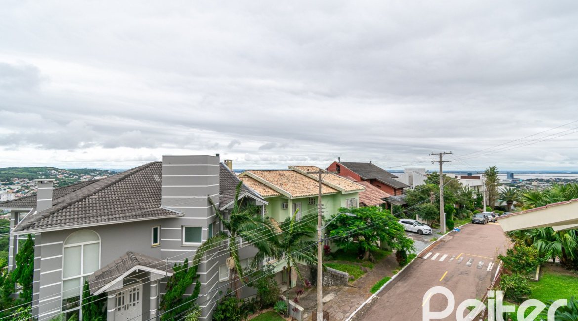 Casa em Condomínio à venda com 477m², 3 dormitórios, 1 suíte, 3 vagas, no bairro Nonoai em Porto Alegre