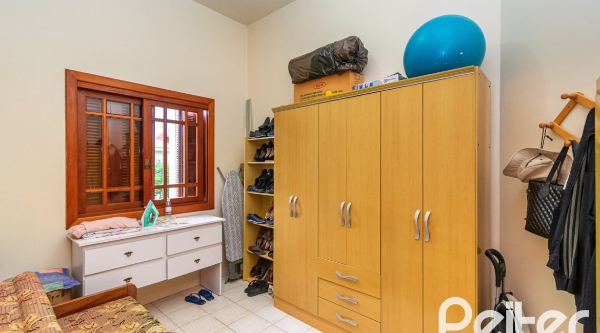 Casa em Condomínio à venda com 477m², 3 dormitórios, 1 suíte, 3 vagas, no bairro Nonoai em Porto Alegre