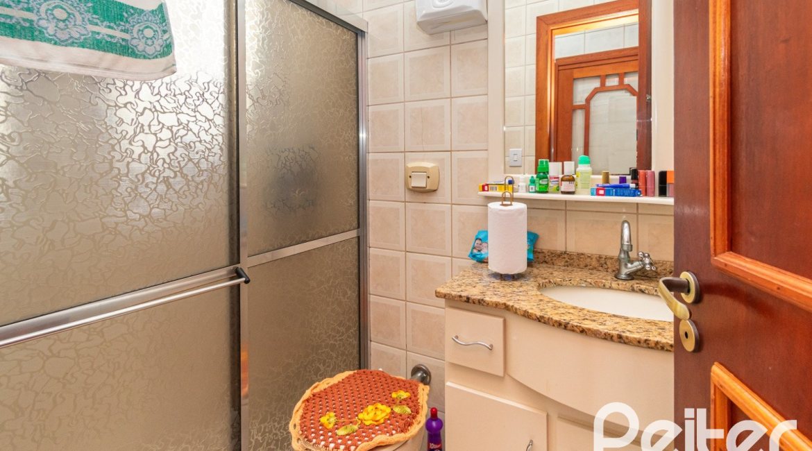 Casa em Condomínio à venda com 477m², 3 dormitórios, 1 suíte, 3 vagas, no bairro Nonoai em Porto Alegre