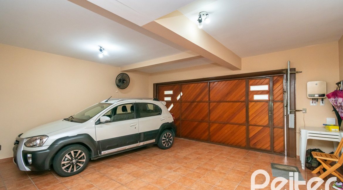 Casa em Condomínio à venda com 477m², 3 dormitórios, 1 suíte, 3 vagas, no bairro Nonoai em Porto Alegre