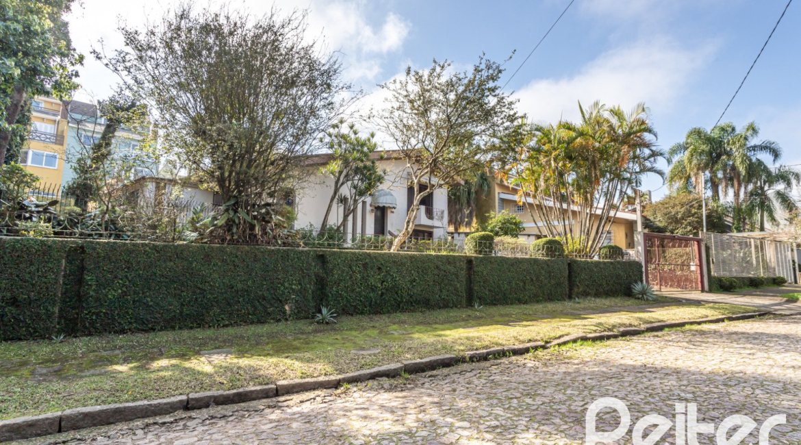 Casa à venda com 266m², 3 dormitórios, 1 suíte, 4 vagas, no bairro Vila Assunção em Porto Alegre