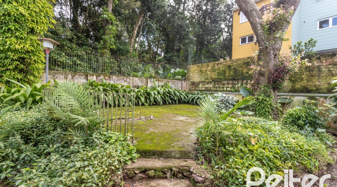 Casa à venda com 266m², 3 dormitórios, 1 suíte, 4 vagas, no bairro Vila Assunção em Porto Alegre