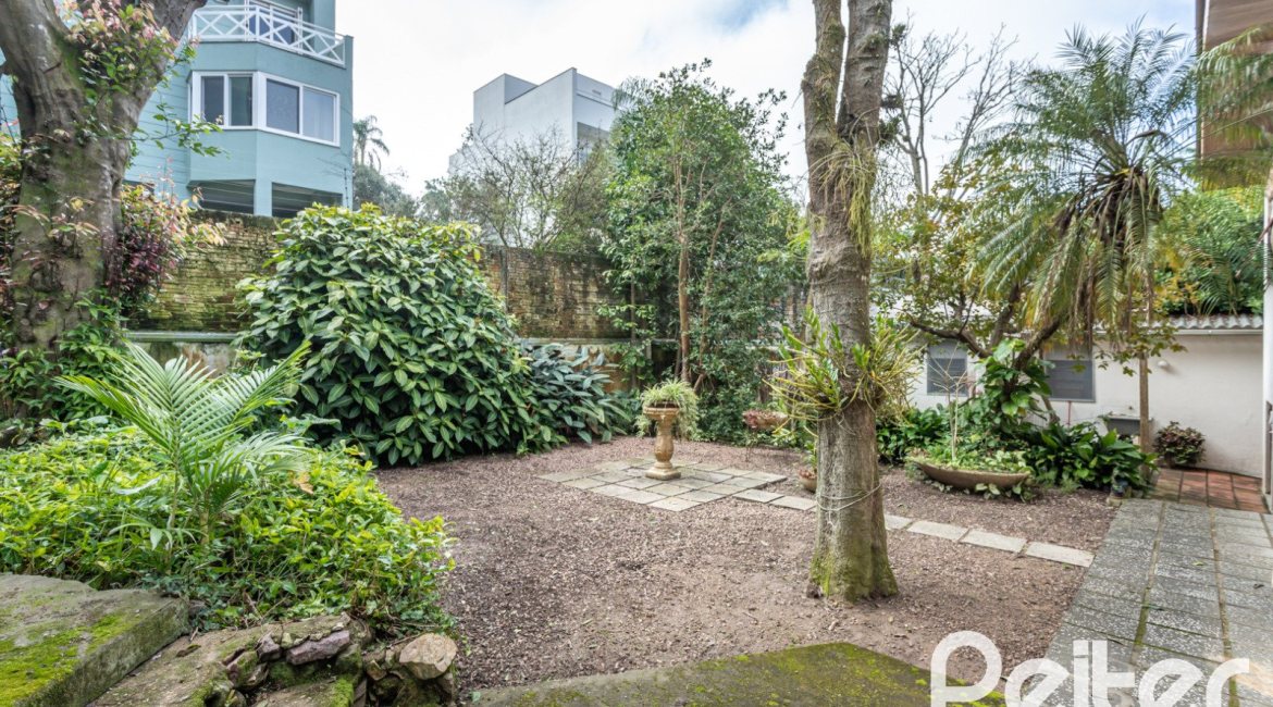 Casa à venda com 266m², 3 dormitórios, 1 suíte, 4 vagas, no bairro Vila Assunção em Porto Alegre