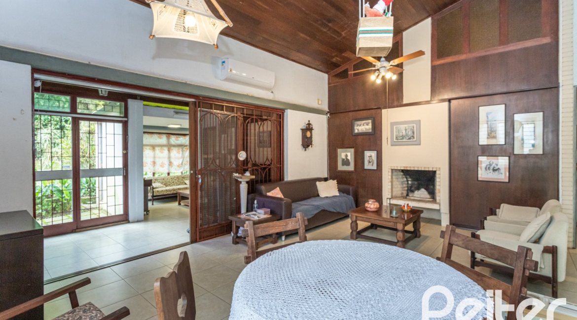 Casa à venda com 266m², 3 dormitórios, 1 suíte, 4 vagas, no bairro Vila Assunção em Porto Alegre