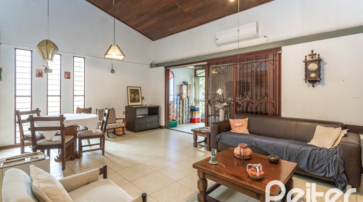 Casa à venda com 266m², 3 dormitórios, 1 suíte, 4 vagas, no bairro Vila Assunção em Porto Alegre