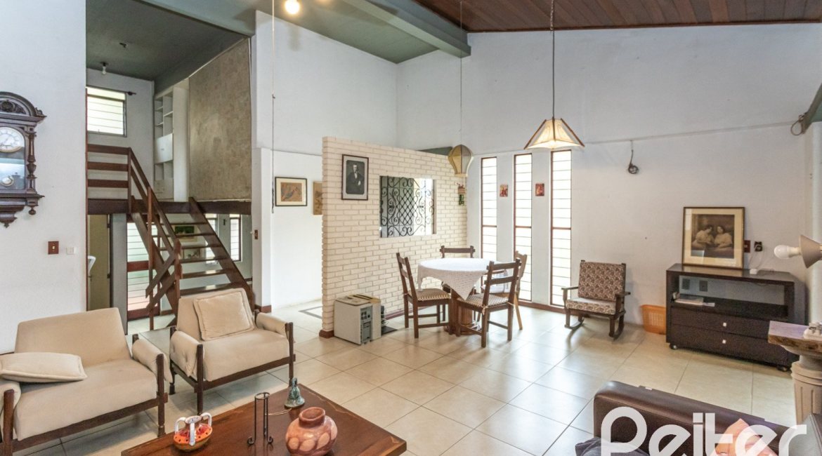 Casa à venda com 266m², 3 dormitórios, 1 suíte, 4 vagas, no bairro Vila Assunção em Porto Alegre