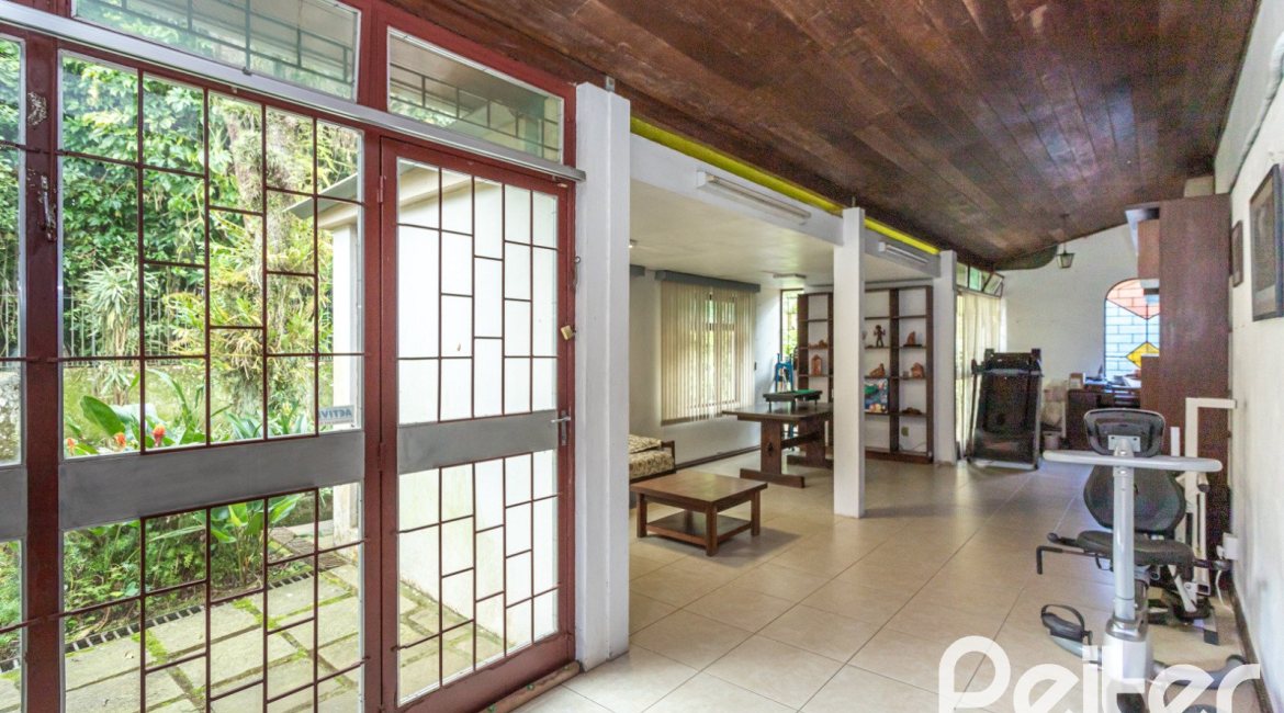 Casa à venda com 266m², 3 dormitórios, 1 suíte, 4 vagas, no bairro Vila Assunção em Porto Alegre