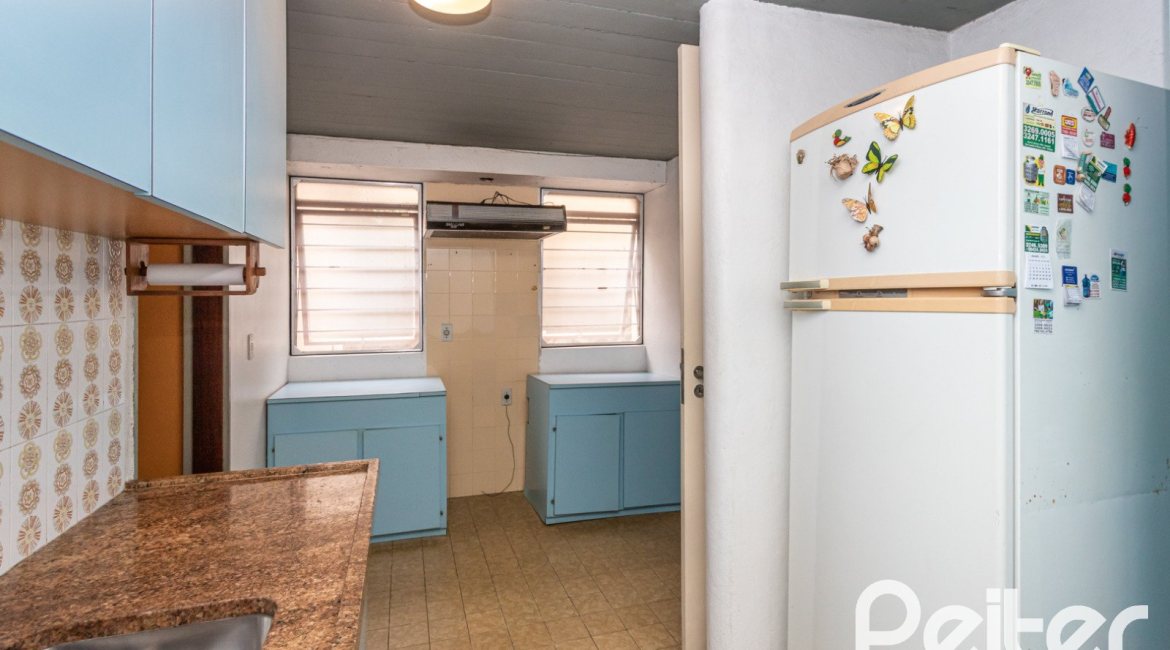 Casa à venda com 266m², 3 dormitórios, 1 suíte, 4 vagas, no bairro Vila Assunção em Porto Alegre