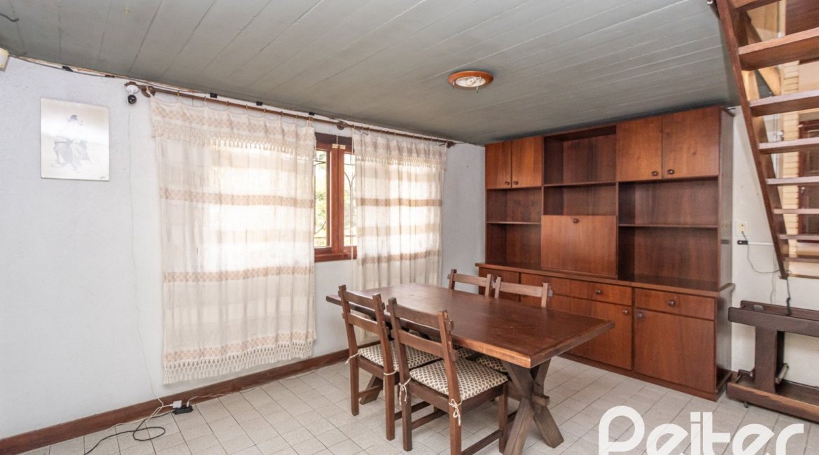 Casa à venda com 266m², 3 dormitórios, 1 suíte, 4 vagas, no bairro Vila Assunção em Porto Alegre