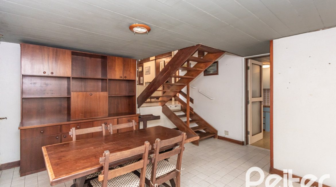 Casa à venda com 266m², 3 dormitórios, 1 suíte, 4 vagas, no bairro Vila Assunção em Porto Alegre