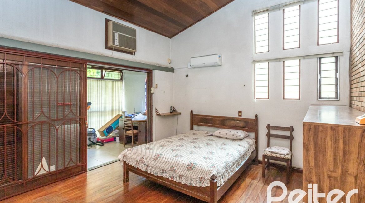 Casa à venda com 266m², 3 dormitórios, 1 suíte, 4 vagas, no bairro Vila Assunção em Porto Alegre