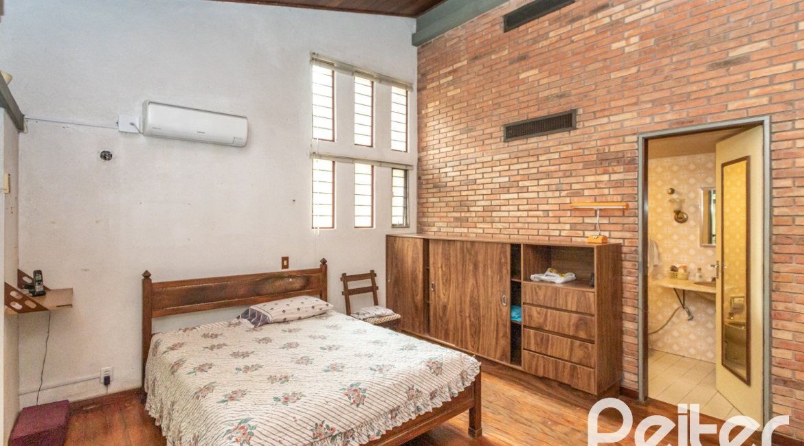 Casa à venda com 266m², 3 dormitórios, 1 suíte, 4 vagas, no bairro Vila Assunção em Porto Alegre