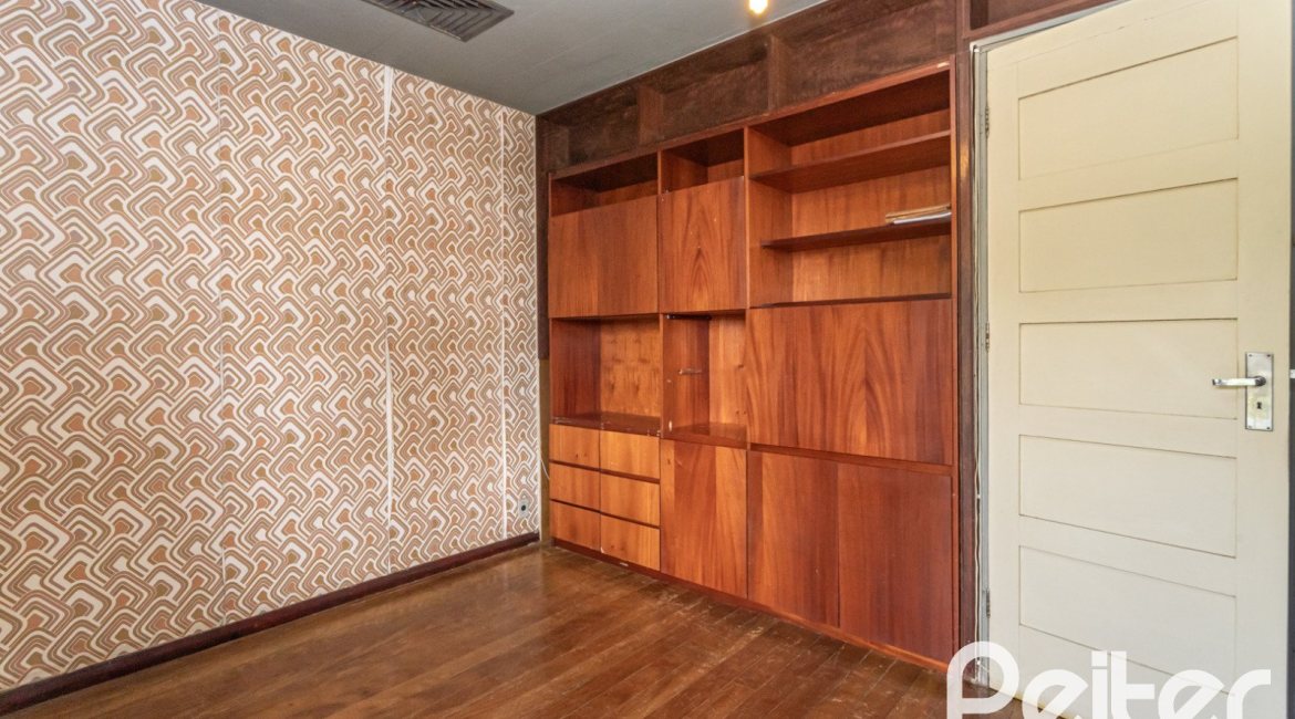 Casa à venda com 266m², 3 dormitórios, 1 suíte, 4 vagas, no bairro Vila Assunção em Porto Alegre