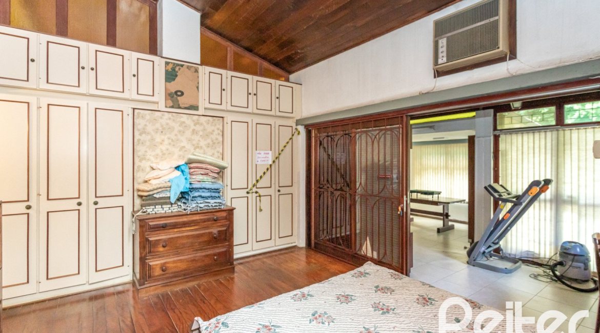 Casa à venda com 266m², 3 dormitórios, 1 suíte, 4 vagas, no bairro Vila Assunção em Porto Alegre