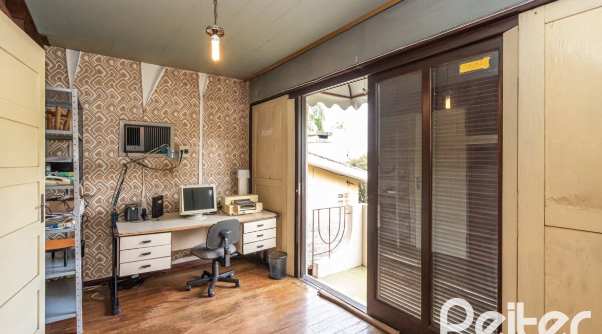 Casa à venda com 266m², 3 dormitórios, 1 suíte, 4 vagas, no bairro Vila Assunção em Porto Alegre