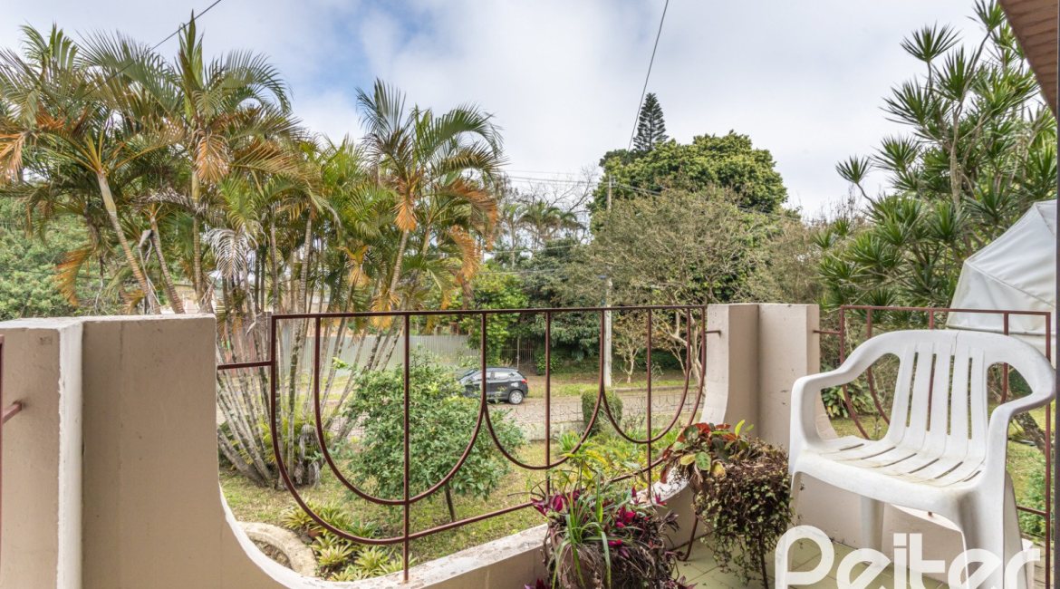 Casa à venda com 266m², 3 dormitórios, 1 suíte, 4 vagas, no bairro Vila Assunção em Porto Alegre