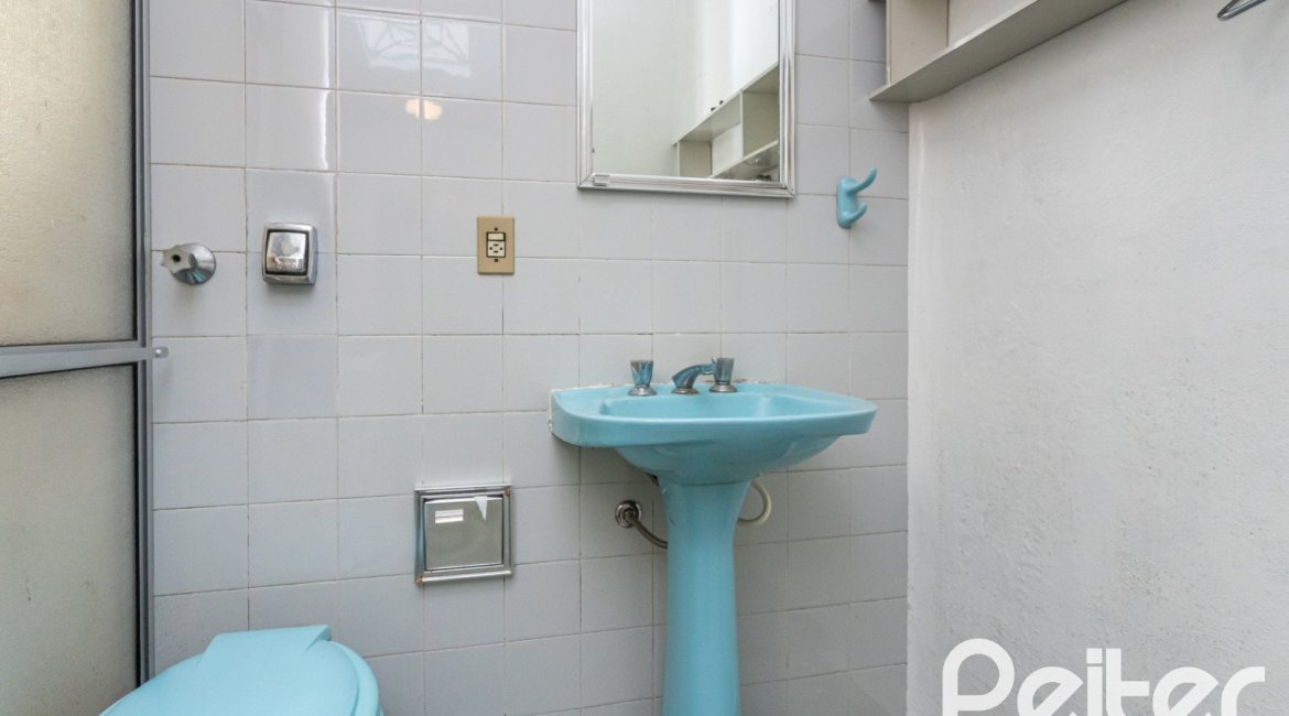 Casa à venda com 266m², 3 dormitórios, 1 suíte, 4 vagas, no bairro Vila Assunção em Porto Alegre