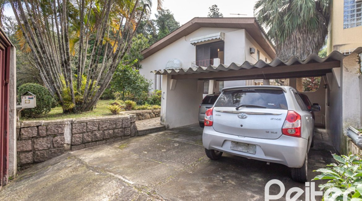 Casa à venda com 266m², 3 dormitórios, 1 suíte, 4 vagas, no bairro Vila Assunção em Porto Alegre