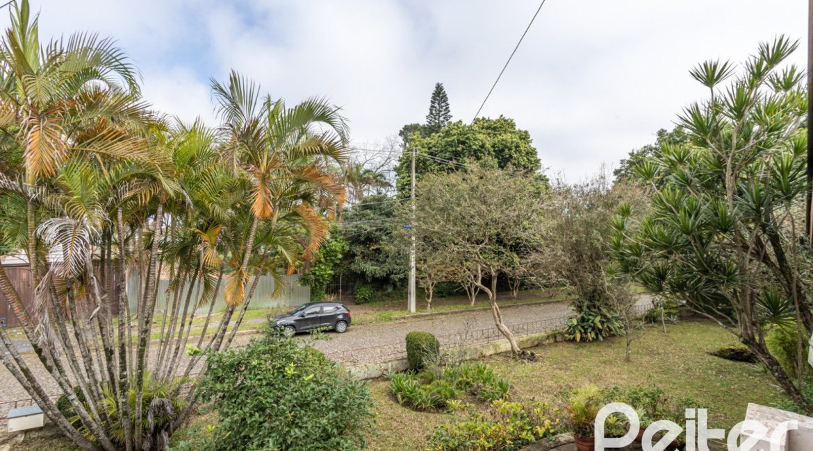 Casa à venda com 266m², 3 dormitórios, 1 suíte, 4 vagas, no bairro Vila Assunção em Porto Alegre