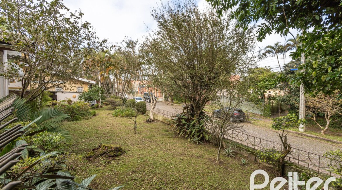 Casa à venda com 266m², 3 dormitórios, 1 suíte, 4 vagas, no bairro Vila Assunção em Porto Alegre