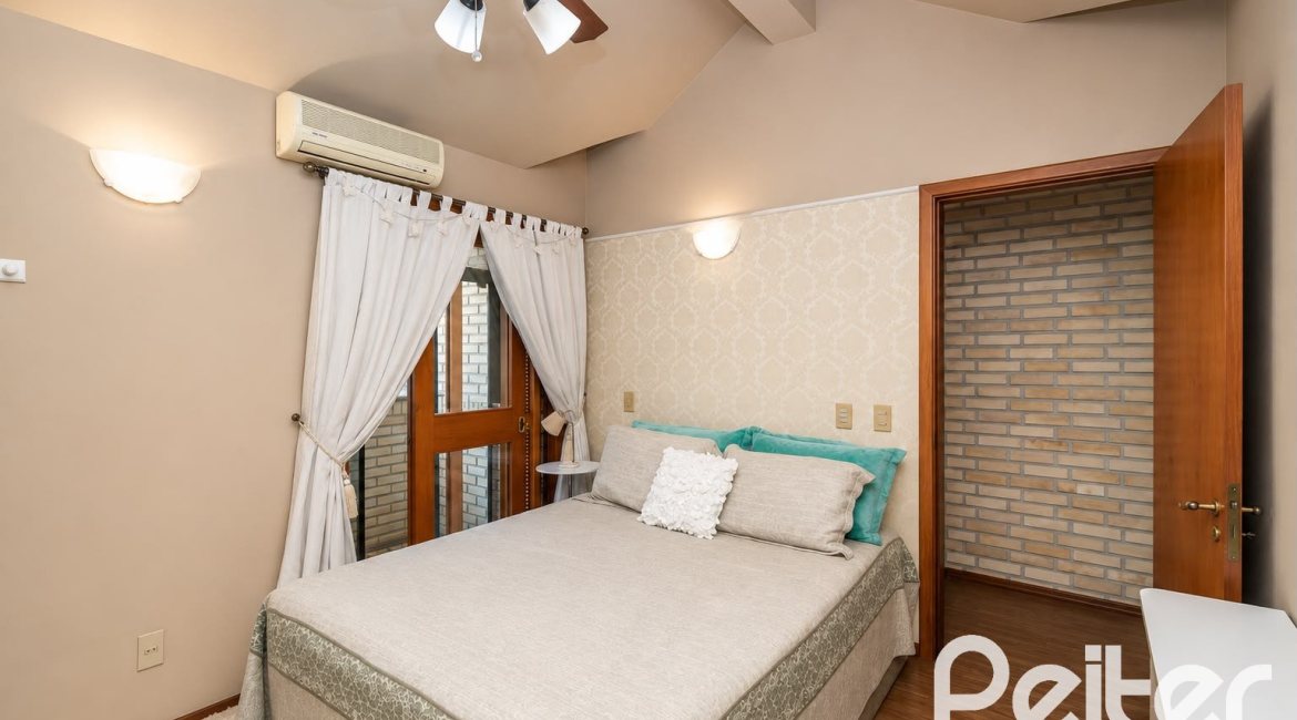 Casa à venda com 253m², 5 dormitórios, 2 suítes, 4 vagas, no bairro Ipanema em Porto Alegre