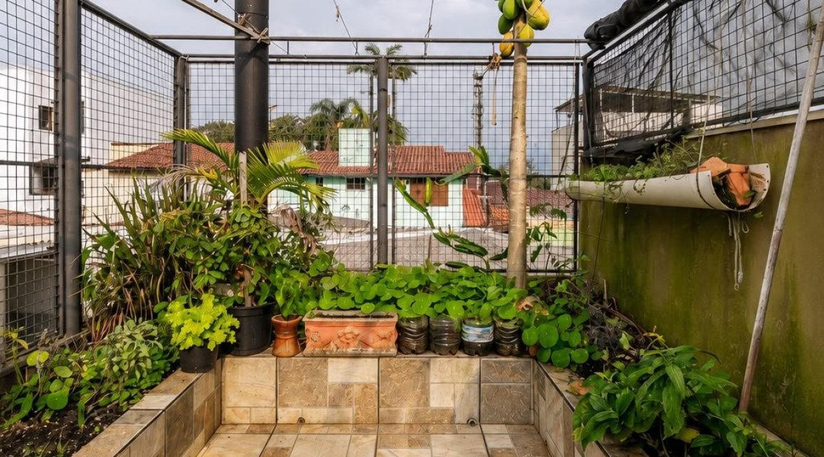 Casa à venda com 253m², 5 dormitórios, 2 suítes, 4 vagas, no bairro Ipanema em Porto Alegre