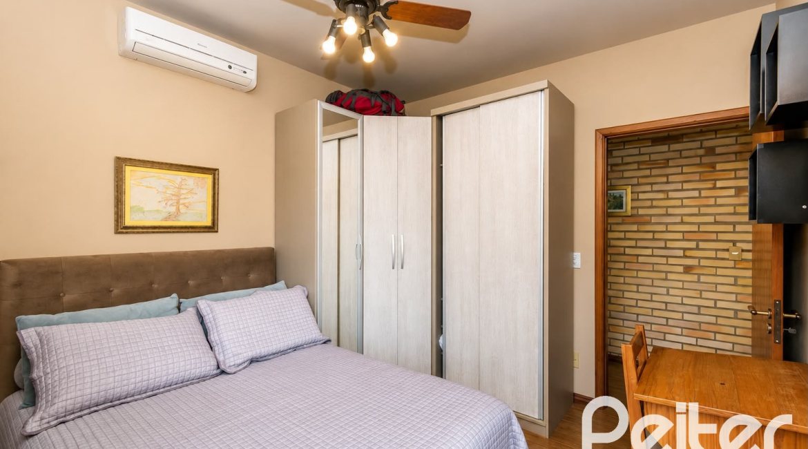 Casa à venda com 253m², 5 dormitórios, 2 suítes, 4 vagas, no bairro Ipanema em Porto Alegre